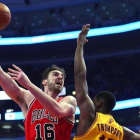 Pau Gasol tira a canasta ante Tristan Thompson de los Cavaliers.-Foto:   USA TODAY / MIKE DINOVO