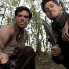Eli Roth y Brad Pitt, en una escena de la película 'Malditos bastardos'.-