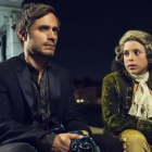 Gael García Bernal, a la izquierda, en la serie.-AP / CHRISTOPHER RAPHAEL