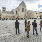 Decenas de personas hicieron cola ayer para disfrutar de la visita al Monasterio de las Huelgas en la jornada de puertas abiertas con motivo del 12 de octubre. ISRAEL L. MURILLO