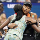 Naomi Osaka abraza a Coco Gauff (de espaldas), que lloró desconsolada tras perder el partido.-EPA