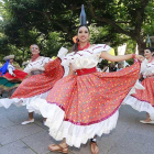 Las bailarinas ecuatorianas levantaron muchas miradas y piropos por sus danzas con una botella en la cabeza.-Raúl Ochoa