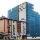 Imagen del edifico Campo con andamios.-SANTI OTERO