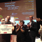El ganador de la mejor hamburguesa de la región, Carnicería Javier Santos, recoge su premio.-ECB