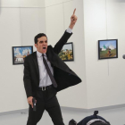Fotografía del asesino del embajador ruso galardonada con el World Press Photo.-BURHAN OZBILICI / AP