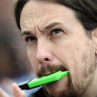 El secretario general de Podemos, Pablo Iglesias, durante el mitin de su partido en Oviedo este domingo.-Foto: REUTOERS/ ELOY ALONSO