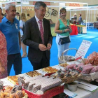 El alcalde de Medina, Isaac Angulo, visita los stands de la Feria Agroalimentaria junto a la secretaria provincial del PSOE, Esther Peña.-ECB