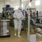 Varios empleados en una de las líneas de producción de Gambafresh, que aumenta su carga de trabajo en estas fechas.-RAÚL OCHOA