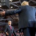 Trump saluda al presentador de televisión Sean Hannity en un mitin en Cape Girardeau, en Misuri, este lunes.-JIM WATSON (AFP)