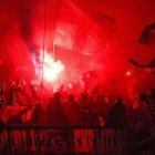 Bengalas en la zona donde se ubicaban los Boixos Nois en el estadio del Olympique de Lyon.-EFE / GUILLAUME HORCAJUELO