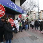 La Plataforma de Afectados por la Hipoteca se manifiesta frente a una entidad bancaria.-RAÚL G. OCHOA