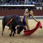 Morenito frente a uno de los toros que lidió en Madrid.-J. BARBANCHO / EL MUNDO
