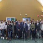 Autoridades y alumnos posan tras la entrega de diplomas por la conclusión de los cursos.-I. L.M.