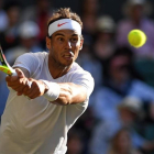 Nadal golpea un revés ante Del Potro en Wimbledon.-AFP / GLYN KIRK