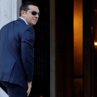 El primer ministro griego, Alexis Tsipras, a su llegada a la reunión que ha mantenido con el ministro de Defensa y líder del partido ANAP, Panos Kammenos.-ALKIS KONSTANTINIDIS (REUTERS)
