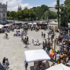 Los burgaleses disfrutan de una tarde en las barracas. TOMÁS ALONSO
