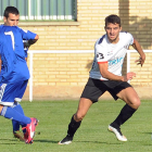 El jugador del Atrio Bupolsa Cristian controla un balón en un encuentro disputado en Pallafría-Israel L. Murillo