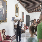 El público atiende al mayordomo de palacio cuando le propone conocer a la condesa de Castilfalé, Asunción Vinuesa Bessón.-Santi Otero