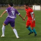 Saúl presiona al jugador del Becerril Melero, ayer, en el Mariano Haro.-ECB