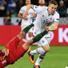 El defensa de Portugal Pepe comete una fea entrada ante el islandés Bodvarsson durante el partido de anoche en Saint Etienne-FRANCISCO LEONG / AFP