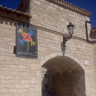 El Arco de la localidad ya luce el cartel anunciador de la nueva edición.-ECB