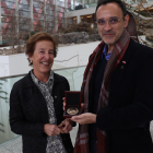 El Premio Nobel de la Paz 2017, Carlos Umaña, visita el MEH en Burgos, y es recibido por la directora-gerente del Sistema Atapuerca, Aurora Martín, a quien mostró la medalla del Premio Nobel de la Paz que recibió en 2017. ICAL