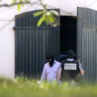 La Guardia Civil y la Policía francesa han hallado un arsenal de armas y explosivos de ETA en el centro de Biarritz (Francia).-JUAN HERRERO (EFE)