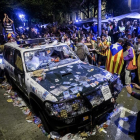 Coches de la Guardia Civil destrozados frente a la sede de la consellería.-QUIQUE GARCÍA (EFE)