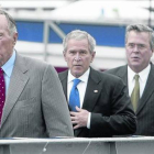 La saga Bush. De izquierda a derecha, los dos expresidentes George Bush padre e hijo y Jeb Bush, que tiene intención de presentar su candidatura en las próximas elecciones de la Casa Blanca.-Foto: EFE/MATTHEW CAVANAUGH