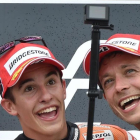 Marc Márquez y Valentino Rossi bromean en el podio de Alemania, en julio del 2015.-EFE