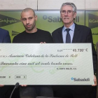 Mascherano, con el talón para la Associació Catalana del Síndrome de Rett.-
