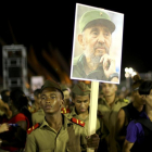 Participantes en el acto en memoria de Fidel Castro en Santiago de Cuba.-IVAN ALVARADO / REUTERS