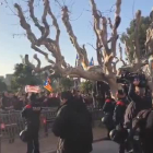 Manifestantes independentistas irrumpen en el parque de la Ciutadella.-EL PERIÓDICO
