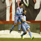 Sangalli, autor del gol de la victoria, celebra junto a Urko Vera el empate.-LFP