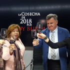 El presidente, Enrique Pascual, brinda con Sonia Prince, Meritxell Falgueras y con el director general, Miguel Sanz.-ECB