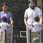Zoe Saldana, con su marido, Marco Perego, y sus hijos, Cy y Bowie, a su salida de un supermercado de Los Ángeles-GTRES