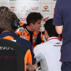 El tricampeón de MotoGP, el catalán Marc Márquez (Honda), conversa hoy con su equipo técnico las sensaciones que le transmite la moto.-ALEJANDRO CERESUELA