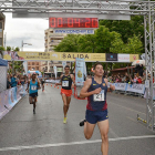 Marc Alcalá atraviesa victorioso la línea de meta superando en el esprint a Mechaal y Kifle-Alberto Calvo