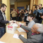 Luis Tudanca en el momento de ejercer su derecho al voto en la sede socialista del PSOE.-RAÚL G. OCHOA