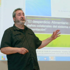 El ingeniero agrícola durante la charla que ofreció ayer en Burgos.-R. O.