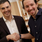 Pablo Iglesias junto a Pedro Sánchez, en una foto de archivo.-EL PERIÓDICO