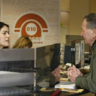 Un ciudadano consulta presencialmente en el servicio 010, en una imagen de archivo.-RAÚL G. OCHOA