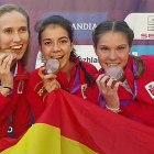 Marina Peña, en el centro, posa con sus compañeras de selección española en Podebrady-ECB