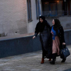 Mujeres musulmanas cerca de una mezquita de Rotterdam.-REUTERS / DYLAN MARTINEZ