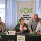 El candidato de Vox a la Alcaldía, Ángel Martín, en el centro.-ISRAEL L. MURILLO