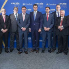 Foto de familia de los galardonados y de autoridades políticas y empresariales, minutos antes del comienzo de la gala.-RAÚL G. OCHOA