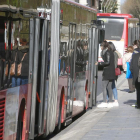 Un grupo de usuarios se dispone a subir al autobús.-RAÚL G. OCHOA