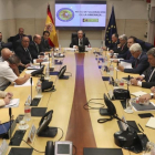 El ministro Zoido en la mesa de evaluación de la amenaza terrorista el pasado agosto.-/ J. J. GUILLEN (EFE)