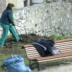 Una trabajadora realiza labores de jardinería. ECB