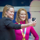 La nadadora olímpica catalana Mireia Belmonte se hace un selfi junto a su escultura que ha inaugurado hoy el Museo de Cera de Madrid como "homenaje a la mejor nadadora española de todos los tiempos".-EFE